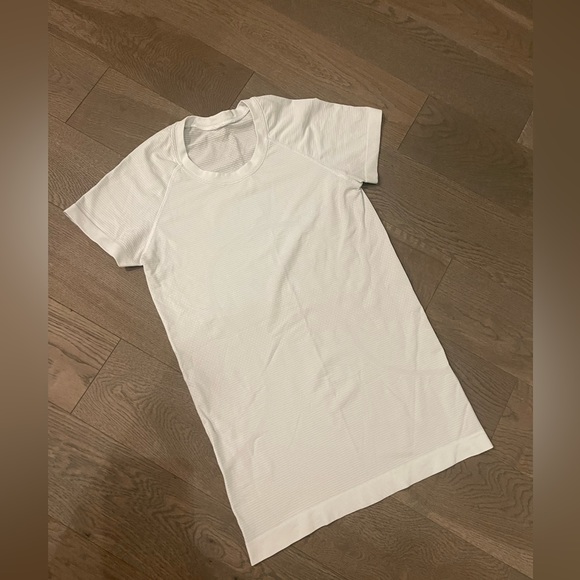 Lululemon Swiftly Tech Short Sleeve - never worn - Picture 3 of 4